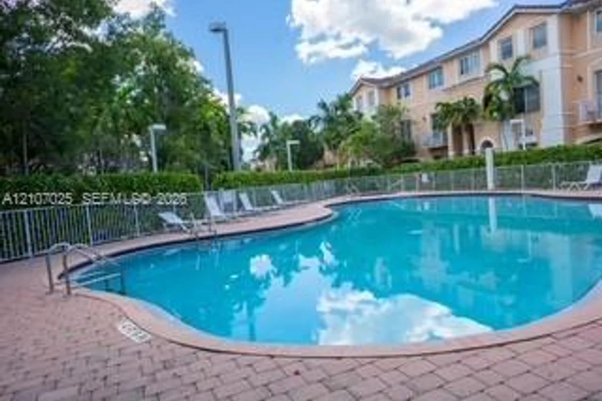7070 NW 177th St #206-10, Hialeah: photo 1 of 14