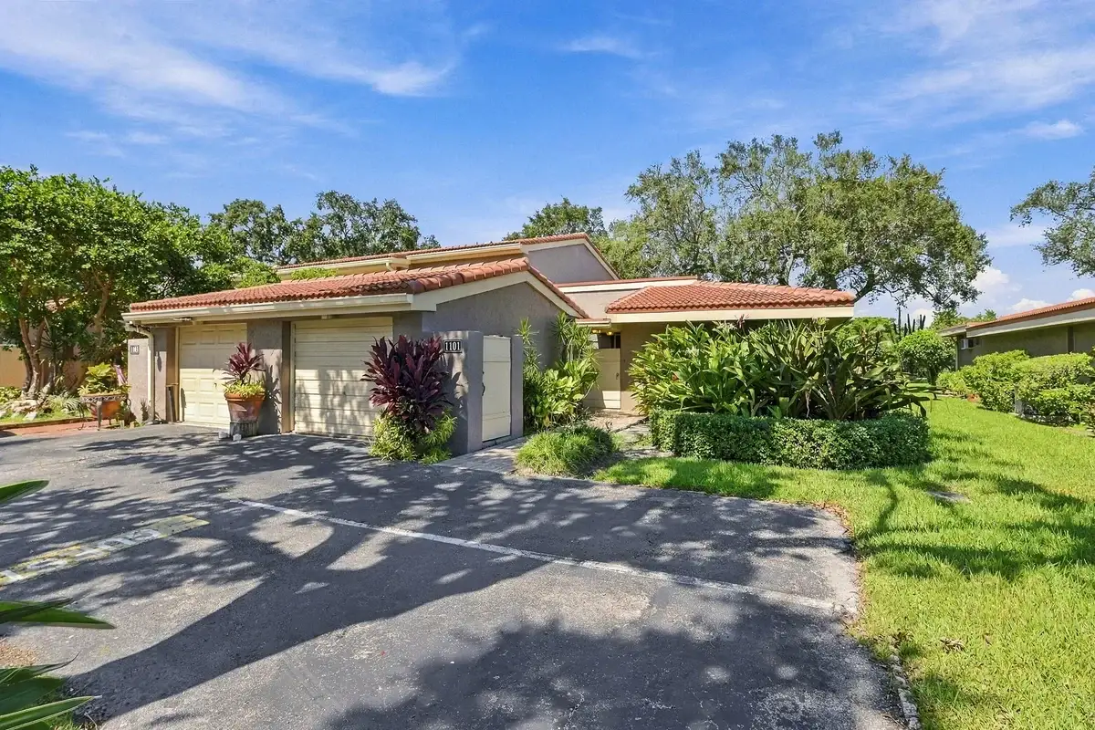 1101 Saint Andrews Rd #4, Hollywood: photo 1 of 42