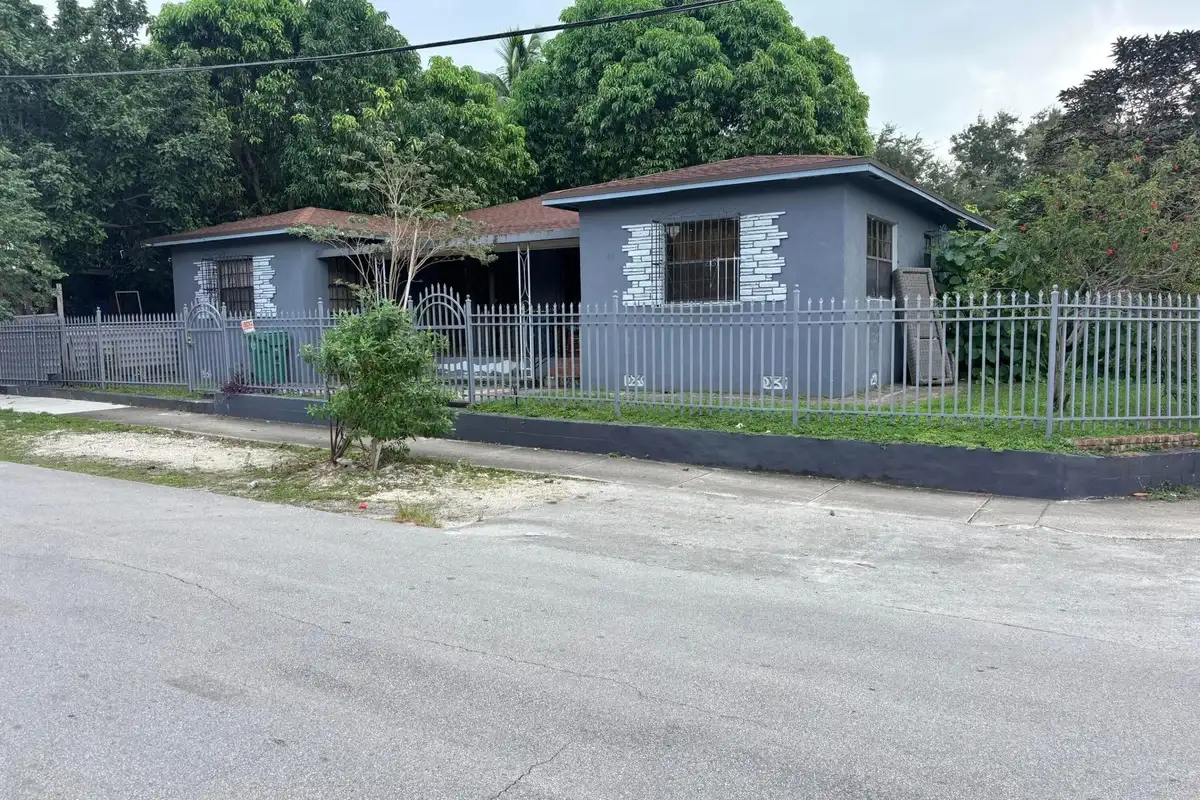 80 NE 68th St, Miami: photo 1 of 16