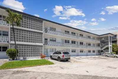 467 Golden Isles Dr #206, Hallandale Beach: photo 1 of 3