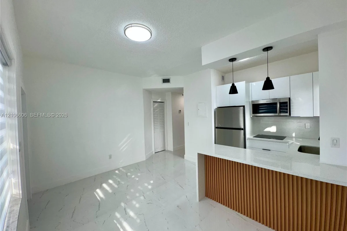 421 NW 13th Ave #B, Miami: photo 1 of 14