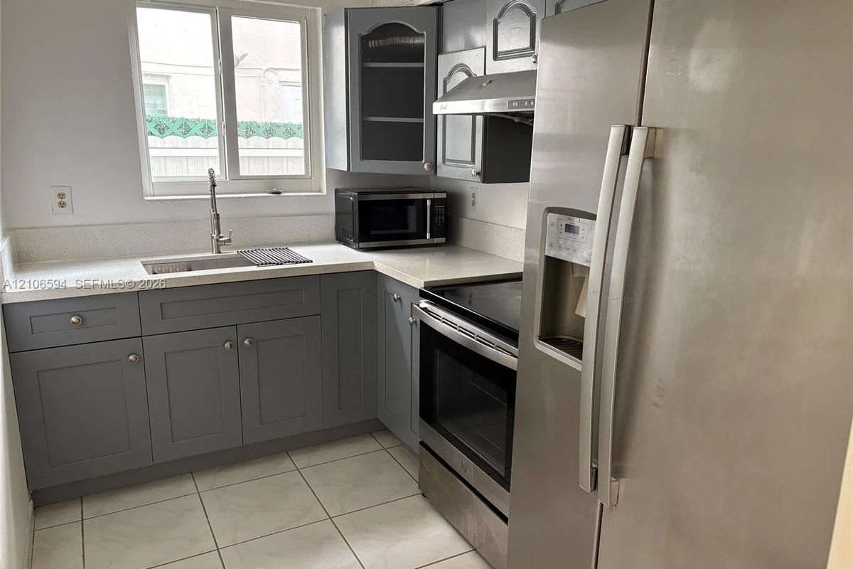 2754 SW 13th St #1st Fl, Miami: photo 1 of 20