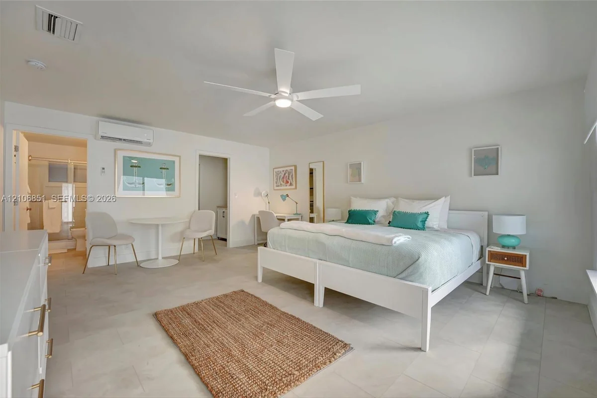 1319 SW 30th St #B, Fort Lauderdale: photo 1 of 12
