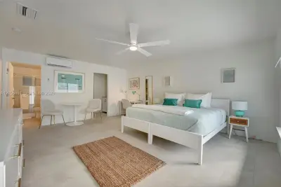 1319 SW 30th St #B, Fort Lauderdale: photo 1 of 12