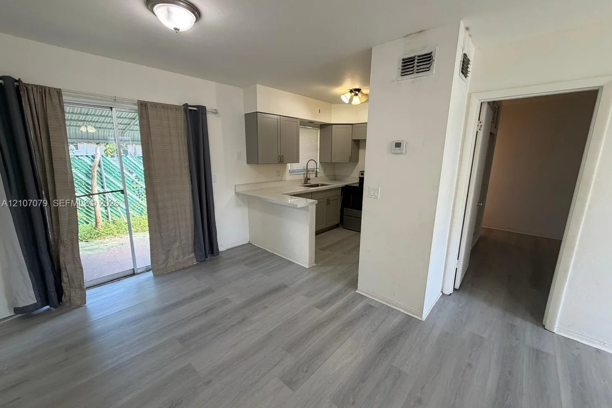 2450 Lincoln St #3, Hollywood: photo 1 of 14