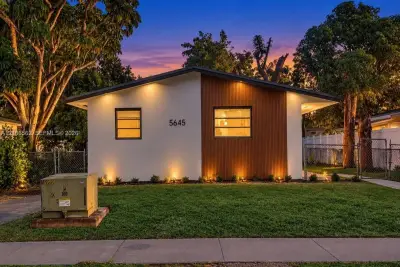 5645 SW 39th St, West Park: photo 1 of 39