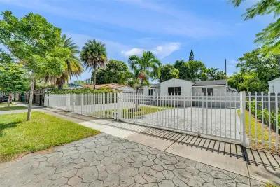 3840 NW 12th St, Miami: photo 1 of 52