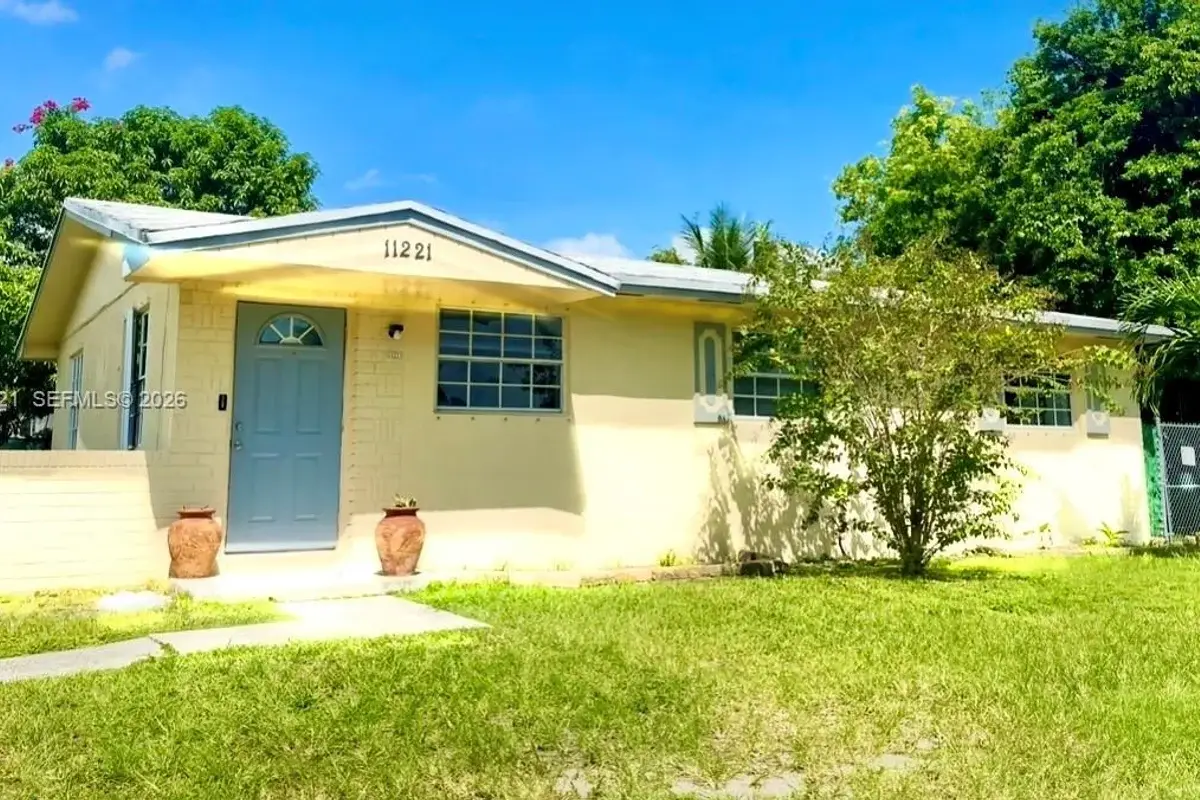 11221 SW 201st St, Miami: photo 1 of 9