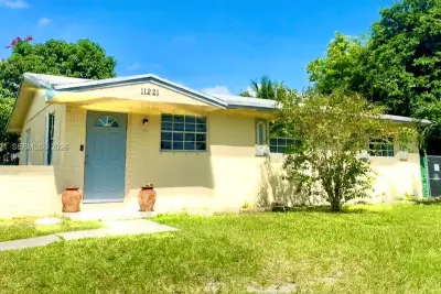 11221 SW 201st St, Miami: photo 1 of 9