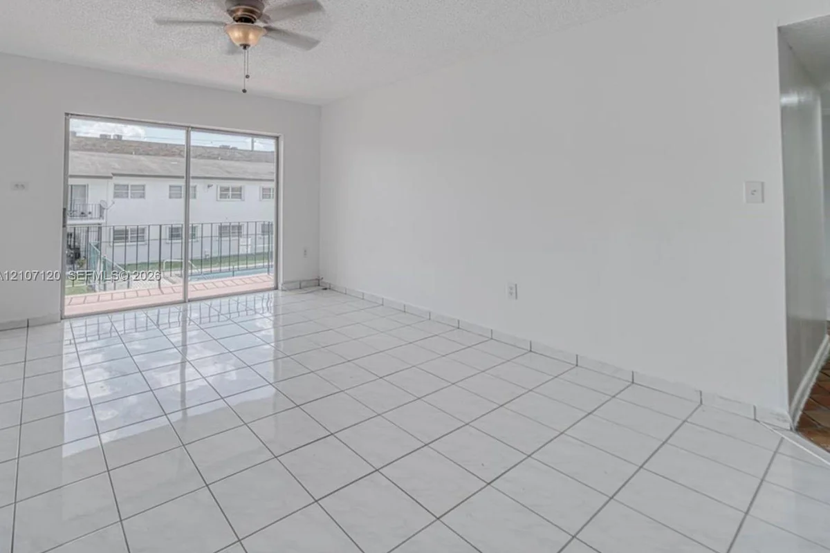 9520 SW 8th St #222, Miami: photo 1 of 13