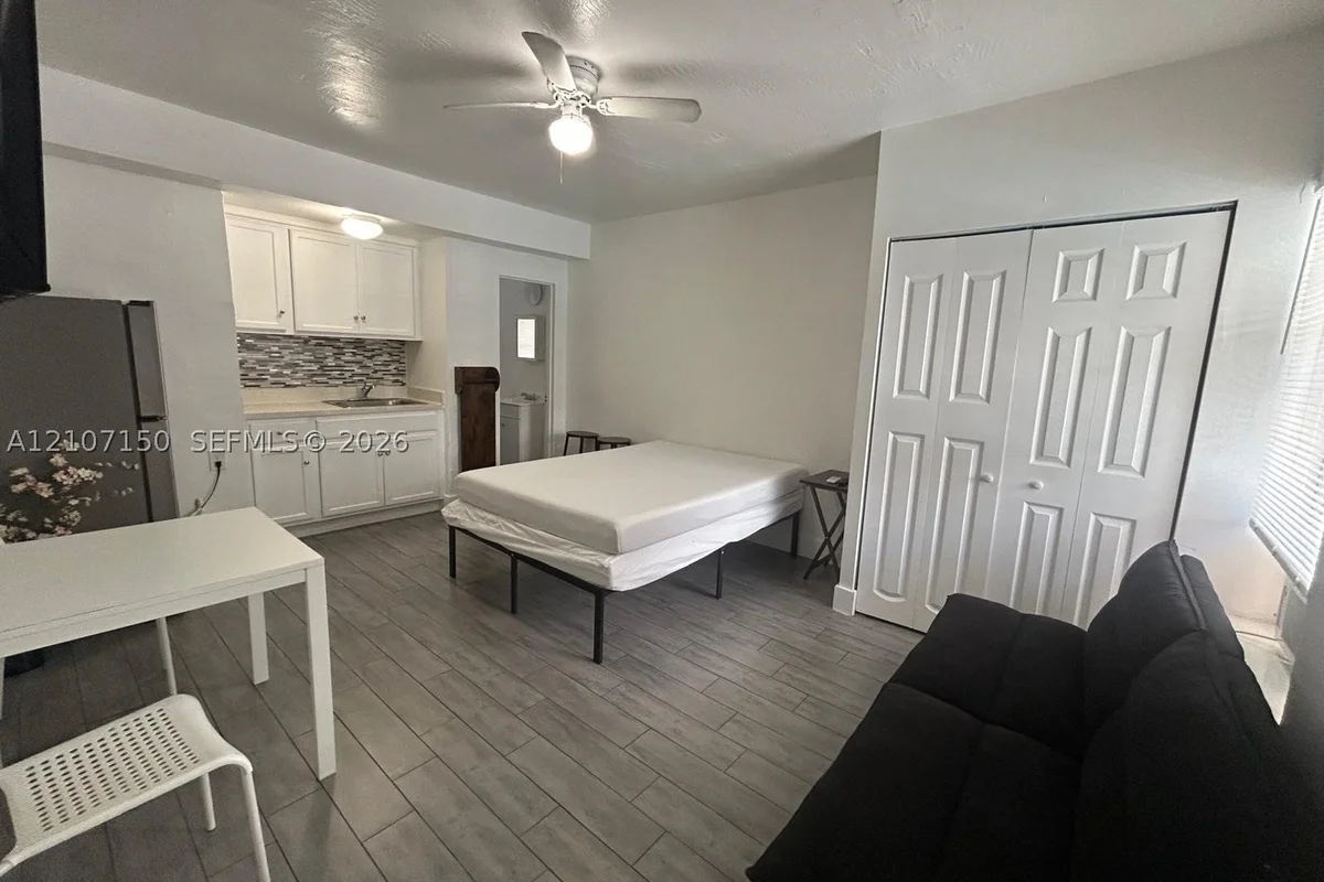 1843 Dewey St #111, Hollywood: photo 1 of 10