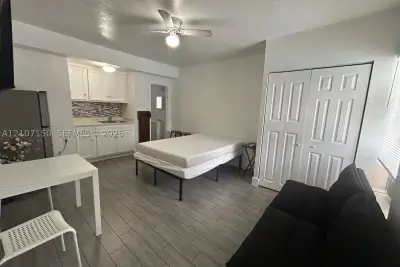 1843 Dewey St #111, Hollywood: photo 1 of 10