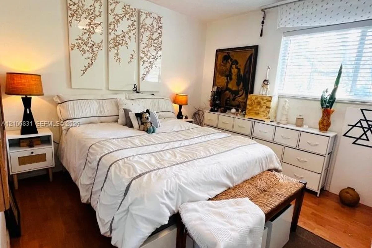 520 NE 38th St #15, Miami: photo 1 of 13