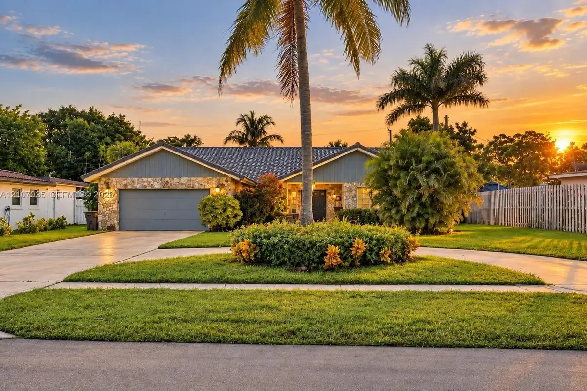 1006 SE 6th St, Deerfield Beach: photo 1 of 57