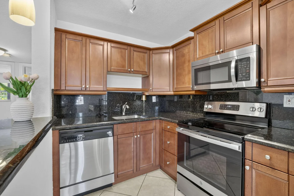 4051 NE 13th Ave NE #76-3, Oakland Park: photo 1 of 25