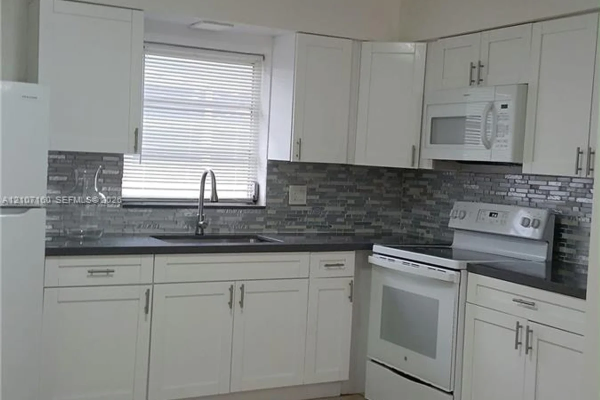 325 NE 2nd St #2, Hallandale Beach: photo 1 of 7
