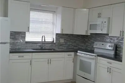 325 NE 2nd St #2, Hallandale Beach: photo 1 of 7