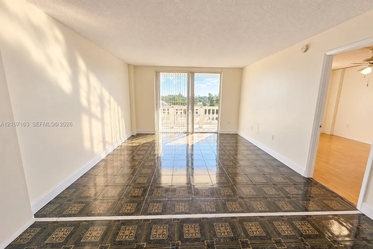 15600 NW 7th Ave #704, Miami: photo 1 of 39