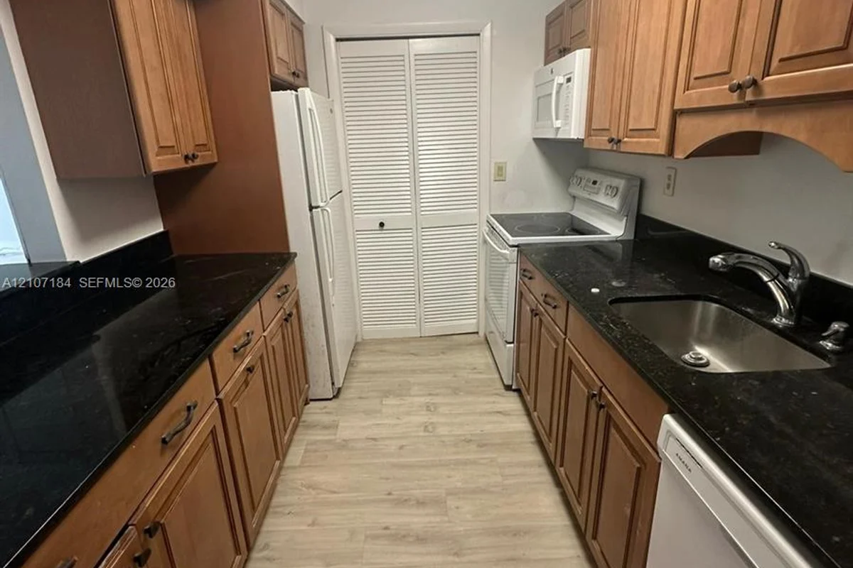 240 Lakeview Dr #209, Weston: photo 1 of 17