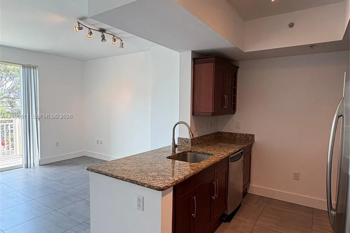7275 SW 90thway #205, Miami: photo 1 of 8