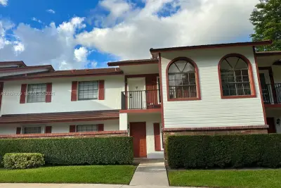 2456 NW 89 Dr, Coral Springs: photo 1 of 14
