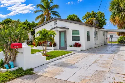 173 W 16th St, Riviera Beach: photo 1 of 11