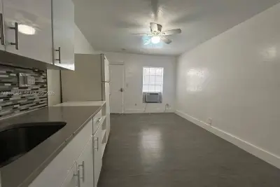 1843 Dewey St #106, Hollywood: photo 1 of 9