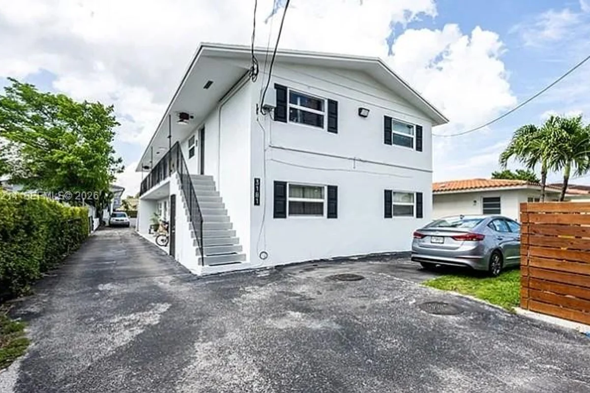 3181 SW 18th St #6, Miami: photo 1 of 11