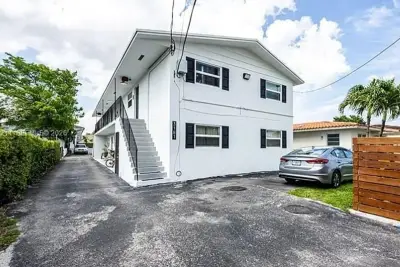 3181 SW 18th St #6, Miami: photo 1 of 11