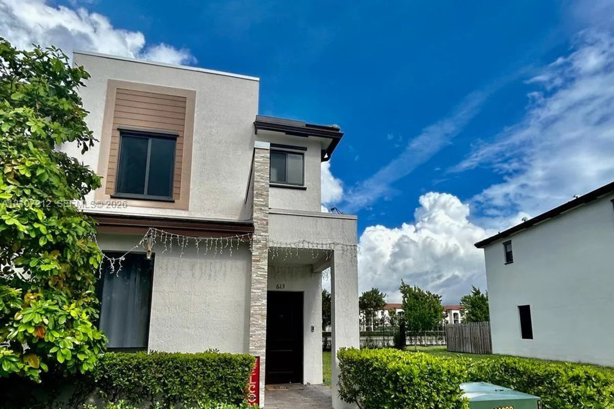 613 NE 208th Ter, Miami: photo 1 of 27