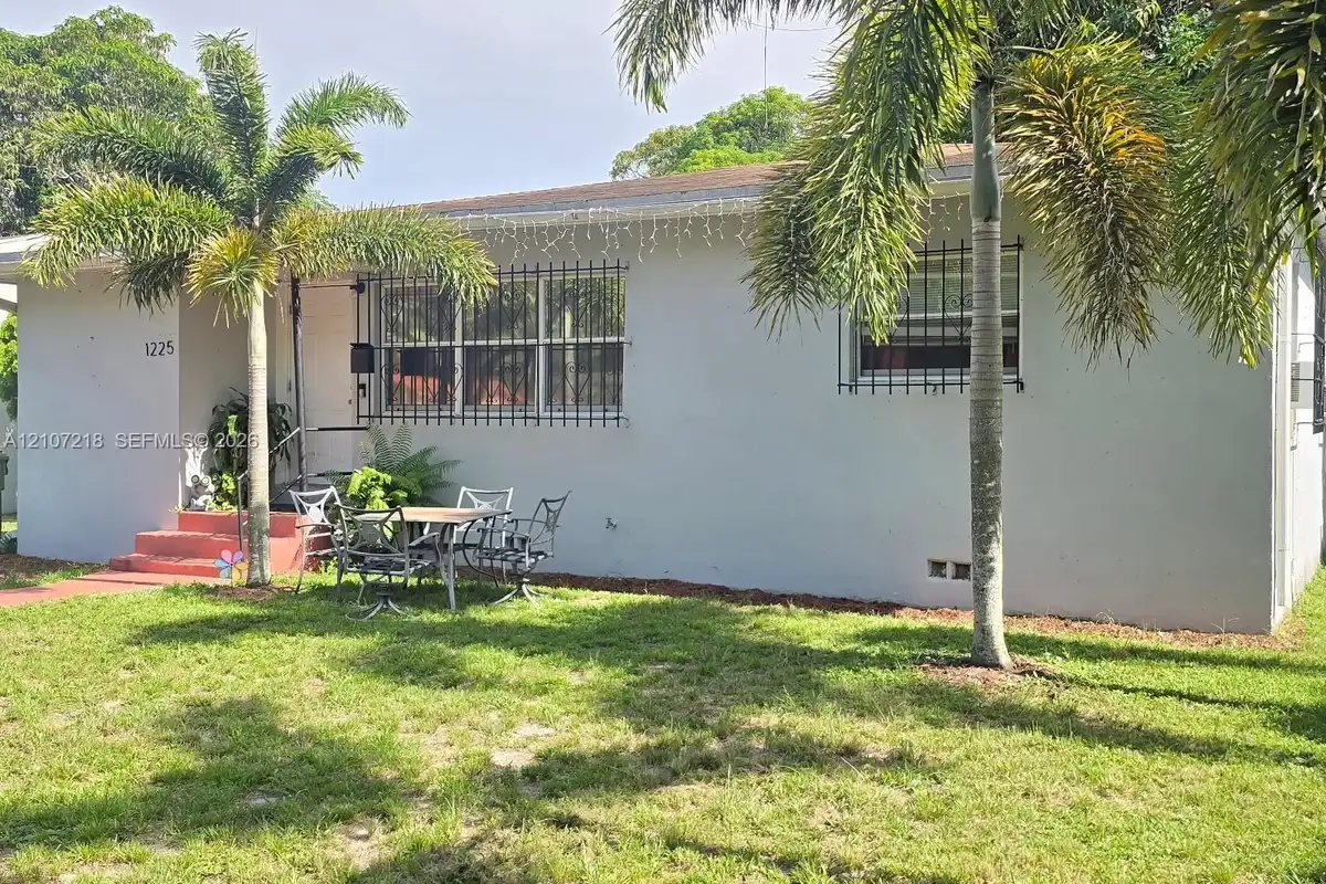 1225 NW 127th St, North Miami: photo 1 of 14