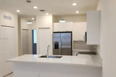 10270 NW 66th St #301, Doral: photo 1 of 10
