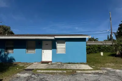 1976 Windsor Dr, North Palm Beach: photo 1 of 13