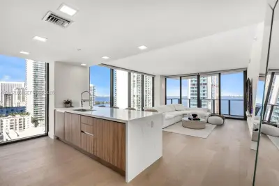 460 NE 28th St #1801, Miami: photo 1 of 57
