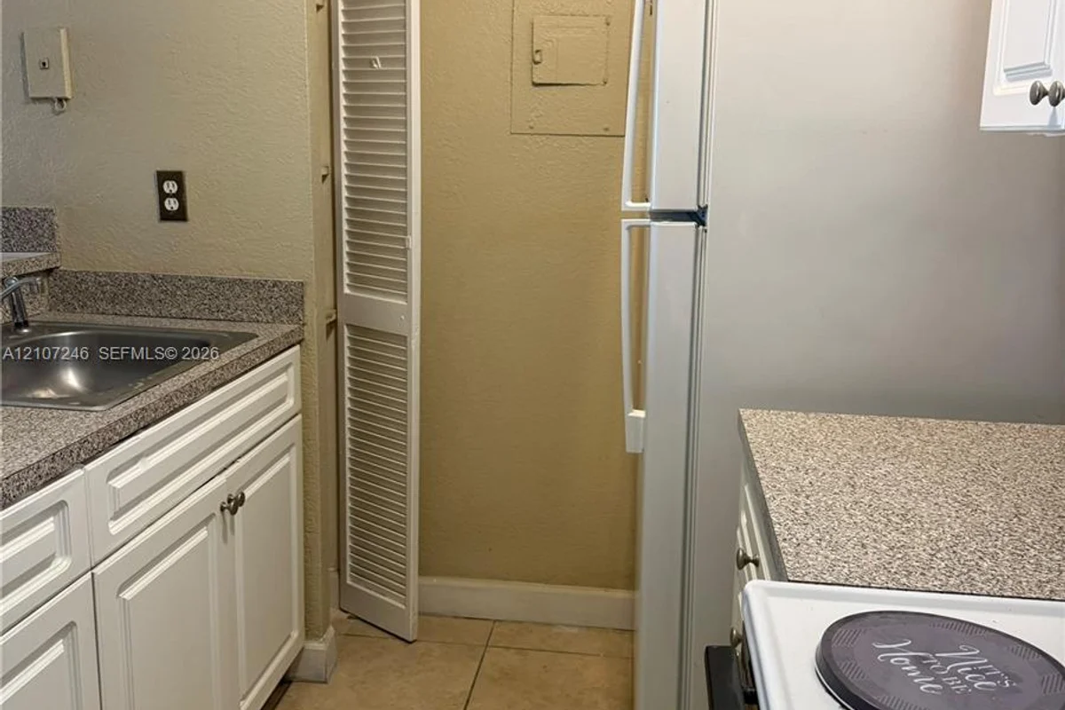 4500 W 16th Ave #615, Hialeah: photo 1 of 8