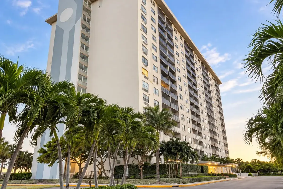 400 Kings Point Dr #1030, Sunny Isles Beach: photo 1 of 31