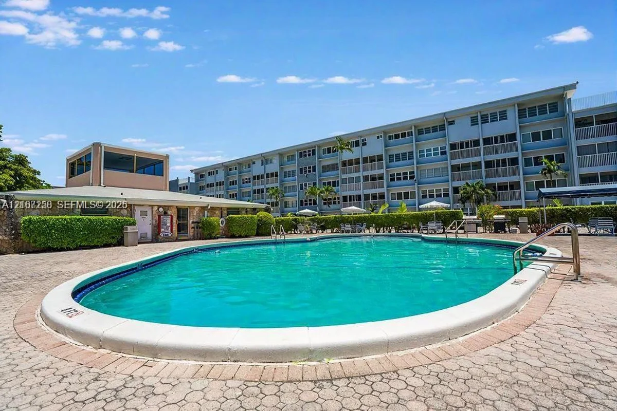 215 SE 3rd Ave #102D, Hallandale Beach: photo 1 of 19