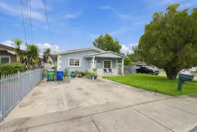 2090 SW 70th Ave, Miami: photo 1 of 42