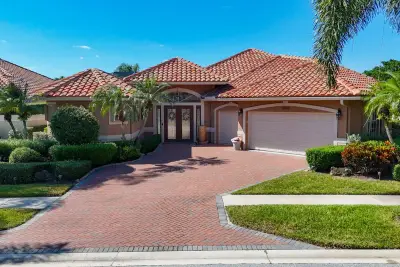 8863 Lakes Blvd, West Palm Beach: photo 1 of 86