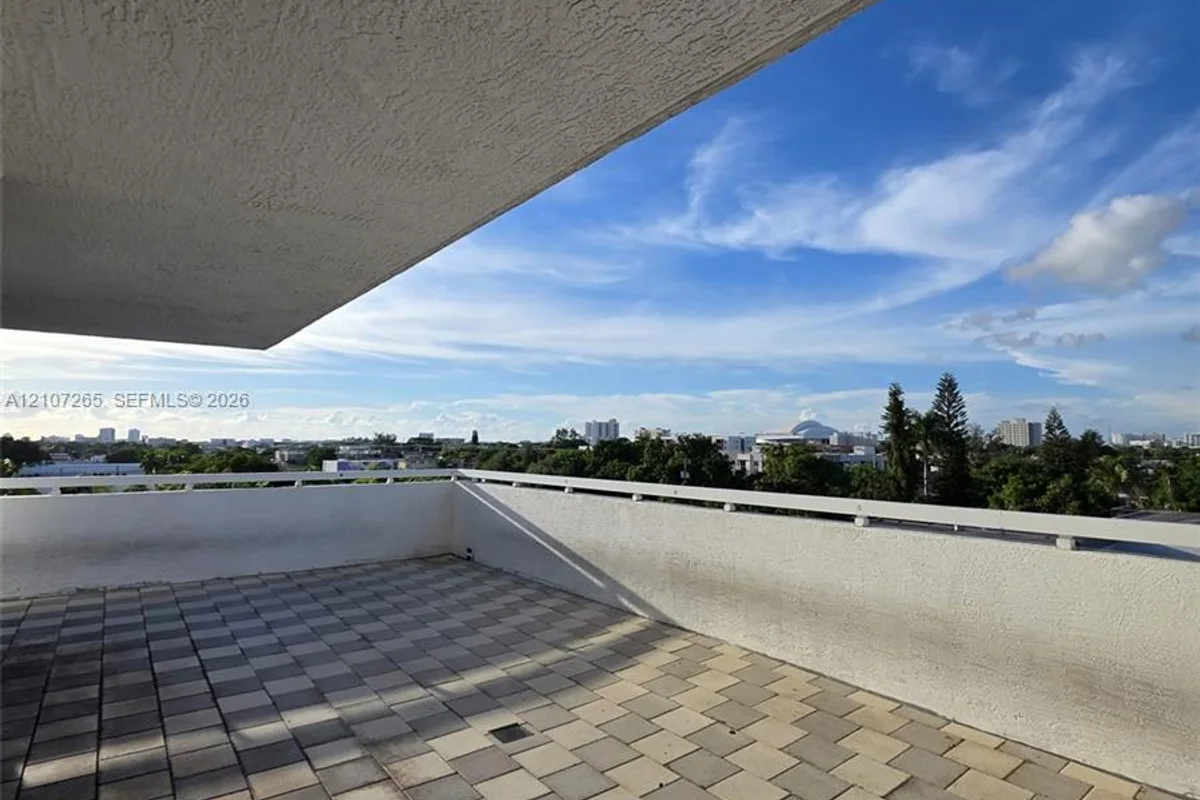 900 SW 8th St #504, Miami: photo 1 of 10
