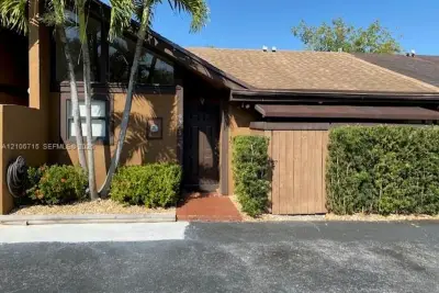 9305 SW 130 St, Miami: photo 1 of 12