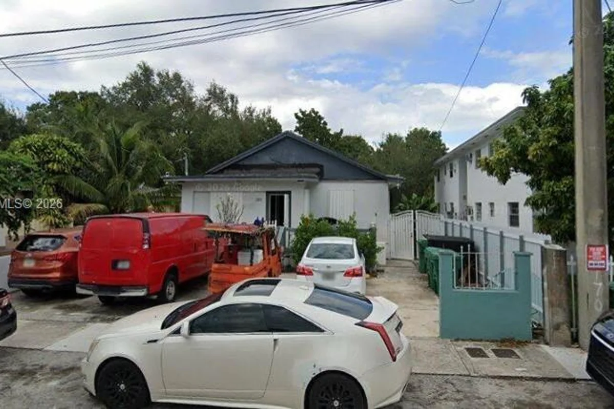 2511 NW 24th St, Miami: photo 1 of 2