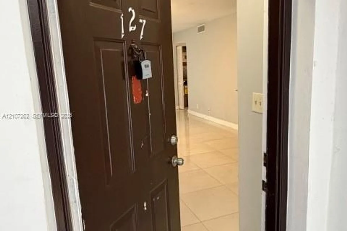 216 Lake Pointe Dr #127, Oakland Park: photo 1 of 20