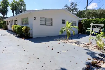 286 NW 39th St, Miami: photo 1 of 13