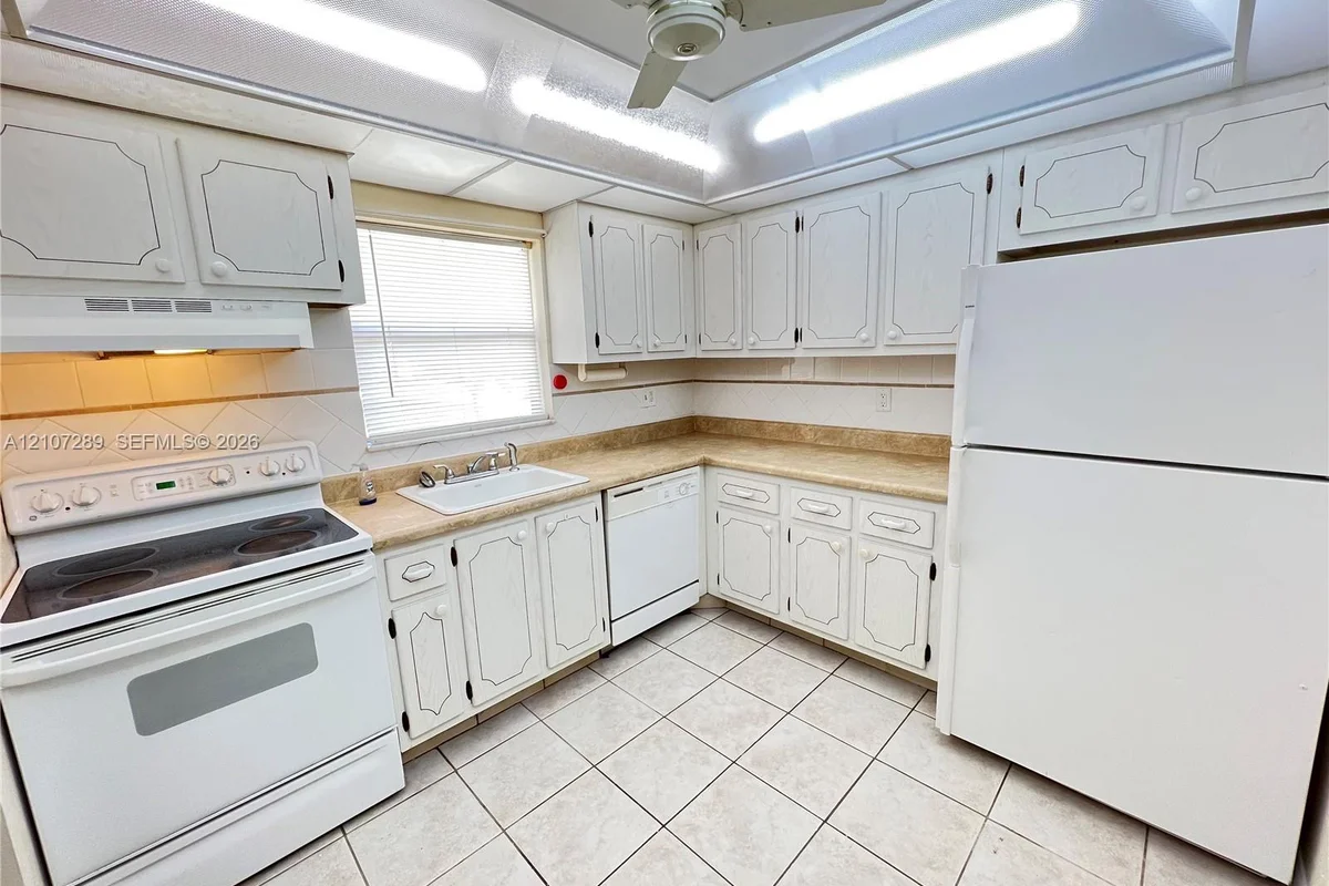 403 SW Natura Ave #F, Deerfield Beach: photo 1 of 17
