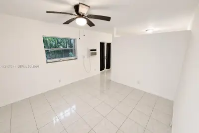 315 NW 32nd St #323, Oakland Park: photo 1 of 4