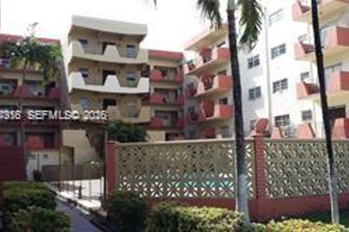 1630 W 46th St #203B, Hialeah: photo 1 of 11