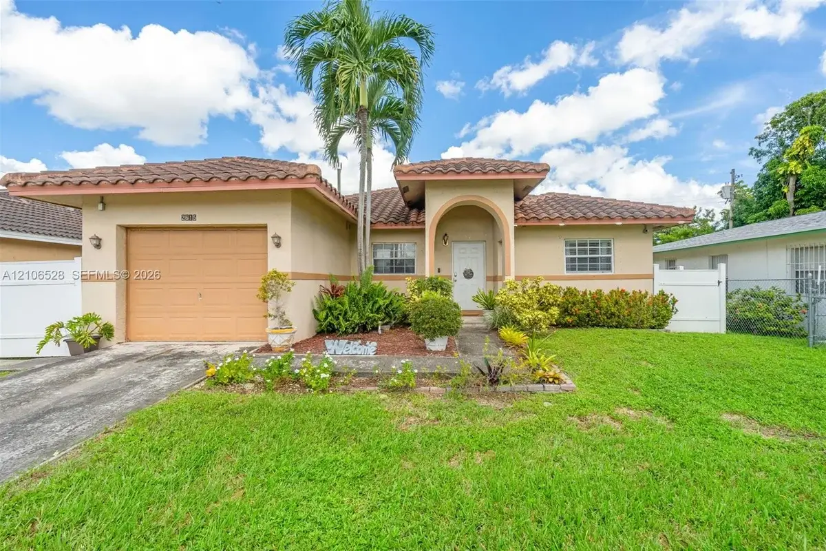 2615 NW 14th St, Fort Lauderdale: photo 1 of 34
