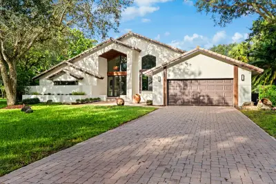 6901 NW 61st Ave, Parkland: photo 1 of 29
