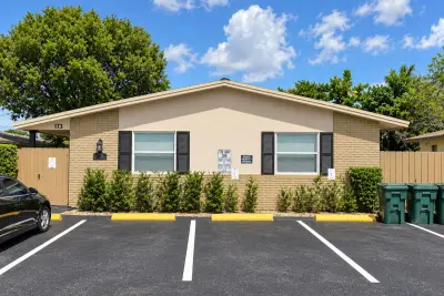 173 NW 42nd St #4, Oakland Park: photo 1 of 22